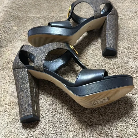 1 Michael Kors, two-tone, zip heels
BLACK FRIDAY DEALS CHECK OUT MY CLOSET - Picture 7 of 8